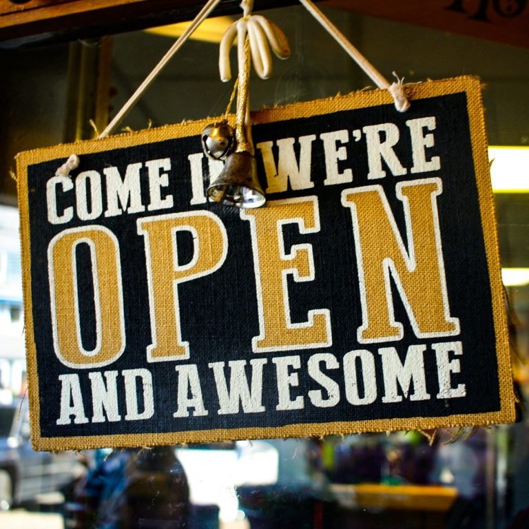 Schild mit der Aufschrift „Come in, we’re open and awesome“